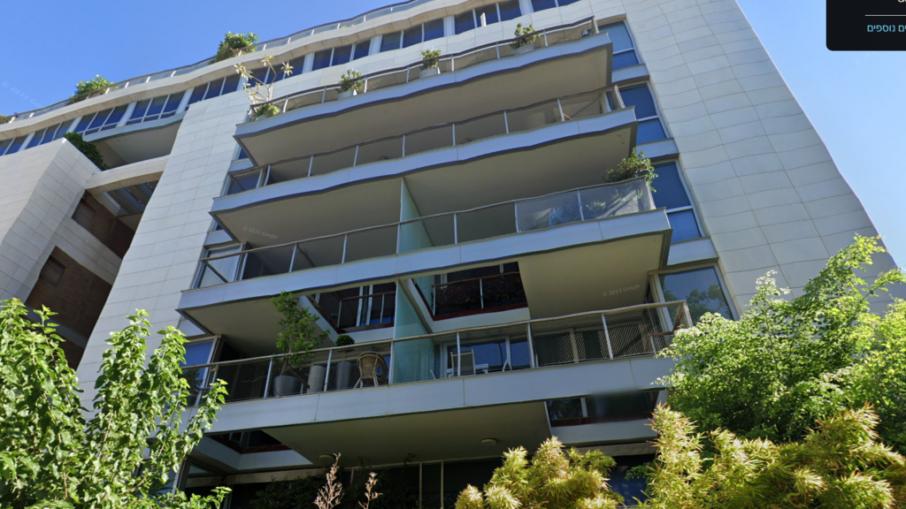 הבניין ברחוב אנטוקולסקי 7 בתל אביב (צילום: Google Street View) הבניין ברחוב אנטוקולסקי 7 בתל אביב בו מוכר היזם משה ינאי פנטהאוז