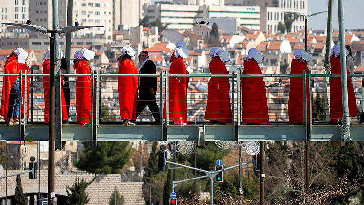 מחאה הפגנות בירושלים נגד ההפיכה המשטרית מצעד השפחות נשים מחופשות ל שפחות תיאוקרטיה מדינת הלכה מרץ 2023 