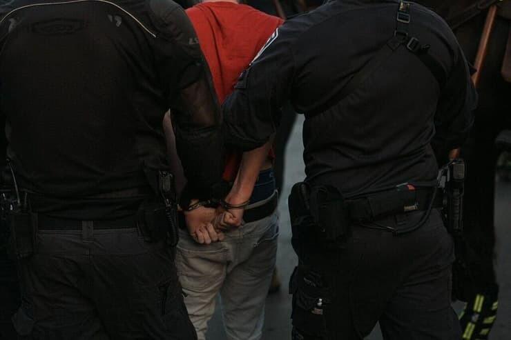 שוטרים עוצרים אוהדי הפועל ת"א, לפני הדרבי התל אביבי