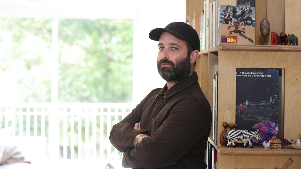 הבמאי תום שובל. "הצטמררתי מהמחשבה שדוד נמצא במנהרות ובטח חושב על זה שעשינו פעם סרט שבו הוא החוטף" (צילום: נמרוד גליקמן) פנאי תום שובל במאי סרטים תיעודיים