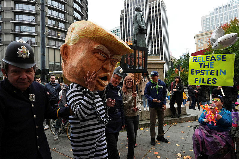 הפגנה 2 מחאה מפגינים נגד דונלד טראמפ בסיאטל ארה"ב 18.10.25 במסגרת יום "אין מלכים בארה"ב"