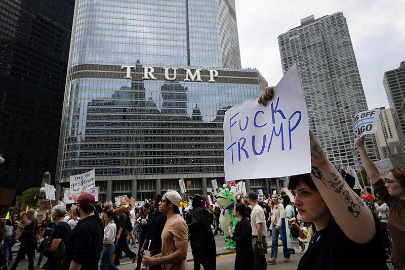 הפגנה 3 מחאה מפגינים נגד דונלד טראמפ בשיקגו ארה"ב 18.10.25 במסגרת יום "אין מלכים בארה"ב"