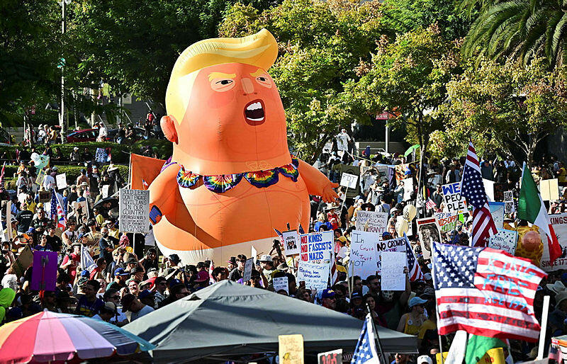 הפגנה 2 מחאה מפגינים נגד דונלד טראמפ בלוס אנג'לס  ארה"ב 18.10.25 במסגרת יום "אין מלכים בארה"ב"