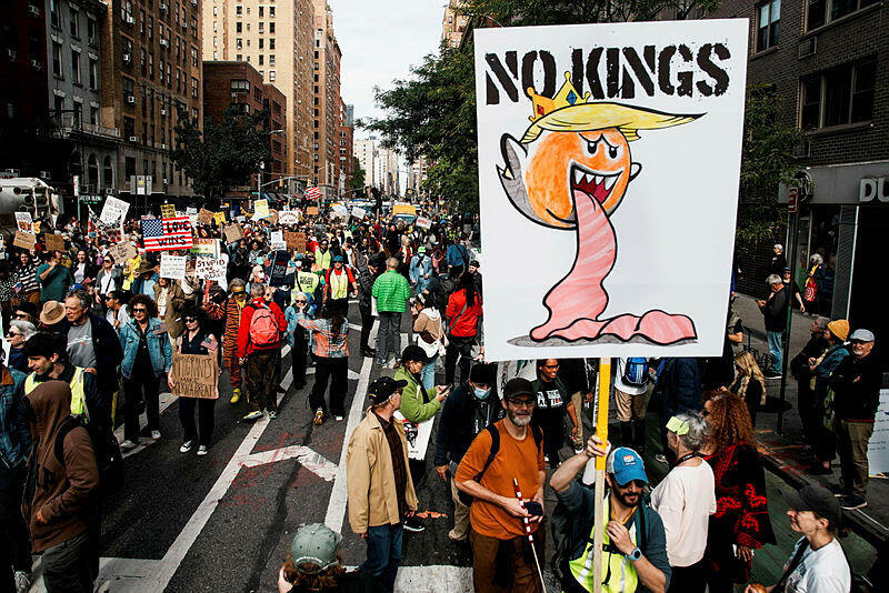 הפגנה 3 מחאה מפגינים נגד דונלד טראמפ בניו יורק ארה"ב 18.10.25 במסגרת יום "אין מלכים בארה"ב"