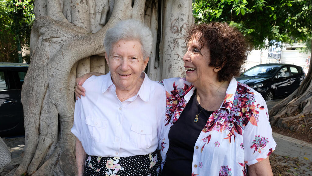 קשישים ישראלים מפגשים קבועים עם חברים צעירים 