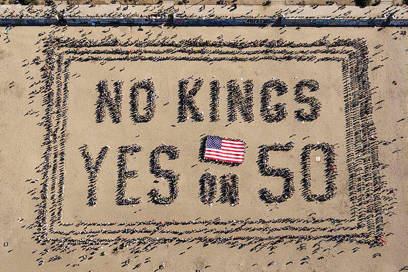 הפגנה 3 מחאה מפגינים נגד דונלד טראמפ בחוף בסן פרנסיסקו ארה"ב 18.10.25 במסגרת יום "אין מלכים בארה"ב"