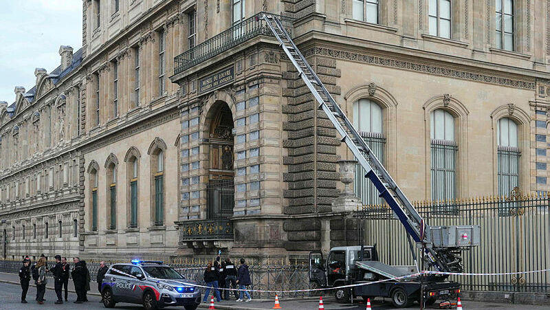 שוטרים 2 ליד מוזיאון הלובר לובר בפריז צרפת בעקבות שוד 19.10.25 בתמונה ניתן לראות את מעלית הרהיטים ששימשה את הגנבים