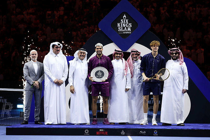 יאניק סינר וקרלוס אלקראז בגמר טורניר ששת המלכים בסעודיה (צילום: Clive Brunskill/Getty Images) טניס יאניק סינר ו קרלוס אלקראז בגמר טורניר ששת המלכים בסעודיה אוקטובר 2025