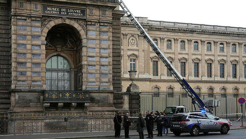 שוטרים ליד מוזיאון הלובר לובר בפריז צרפת בעקבות שוד 19.10.25 בתמונה ניתן לראות את מעלית הרהיטים ששימשה את הגנבים