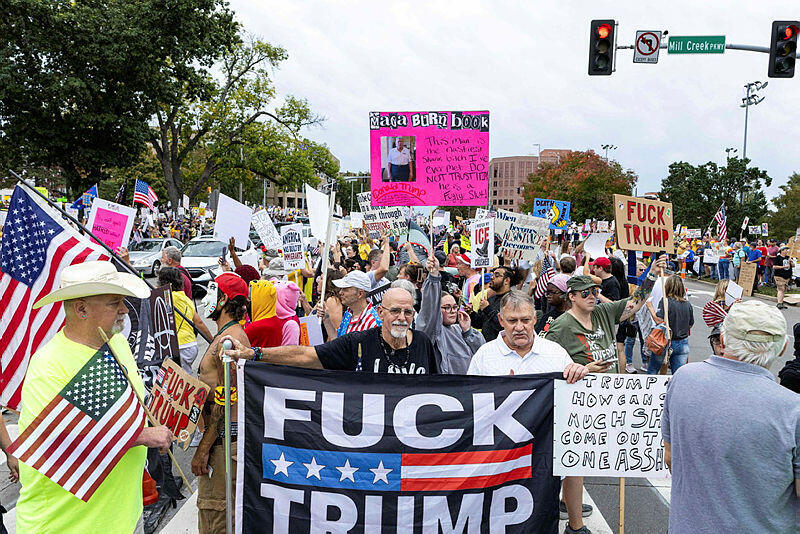 הפגנה 3 מחאה מפגינים נגד דונלד טראמפ בקנזס סיטי ארה"ב 18.10.25 במסגרת יום "אין מלכים בארה"ב"