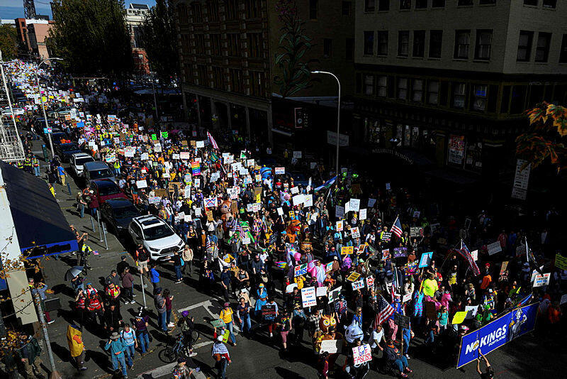הפגנה מחאה מפגינים נגד דונלד טראמפ בפורטלנד ארה"ב 18.10.25 במסגרת יום "אין מלכים בארה"ב"