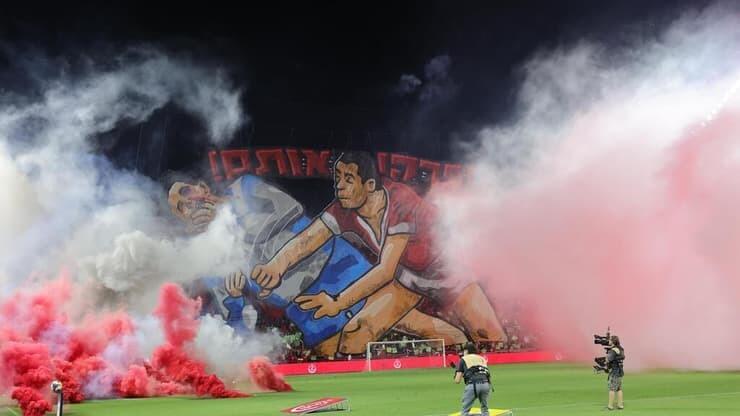 אבוקות עשן של אוהדי הפועל תל אביב בדרבי