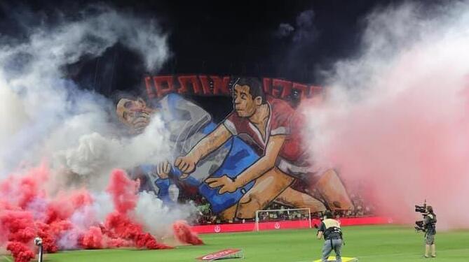 אבוקות עשן של אוהדי הפועל תל אביב בדרבי