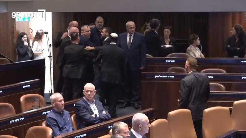 פתיחת מושב החורף בכנסת. יצחק עמית הגיע כשופט ויצא כנשיא העליון (צילום: ערוץ כנסת) פתיחת מושב החורף כנסת בנימין נתניהו יצק הרצוג אמיר אוחנה מהומה