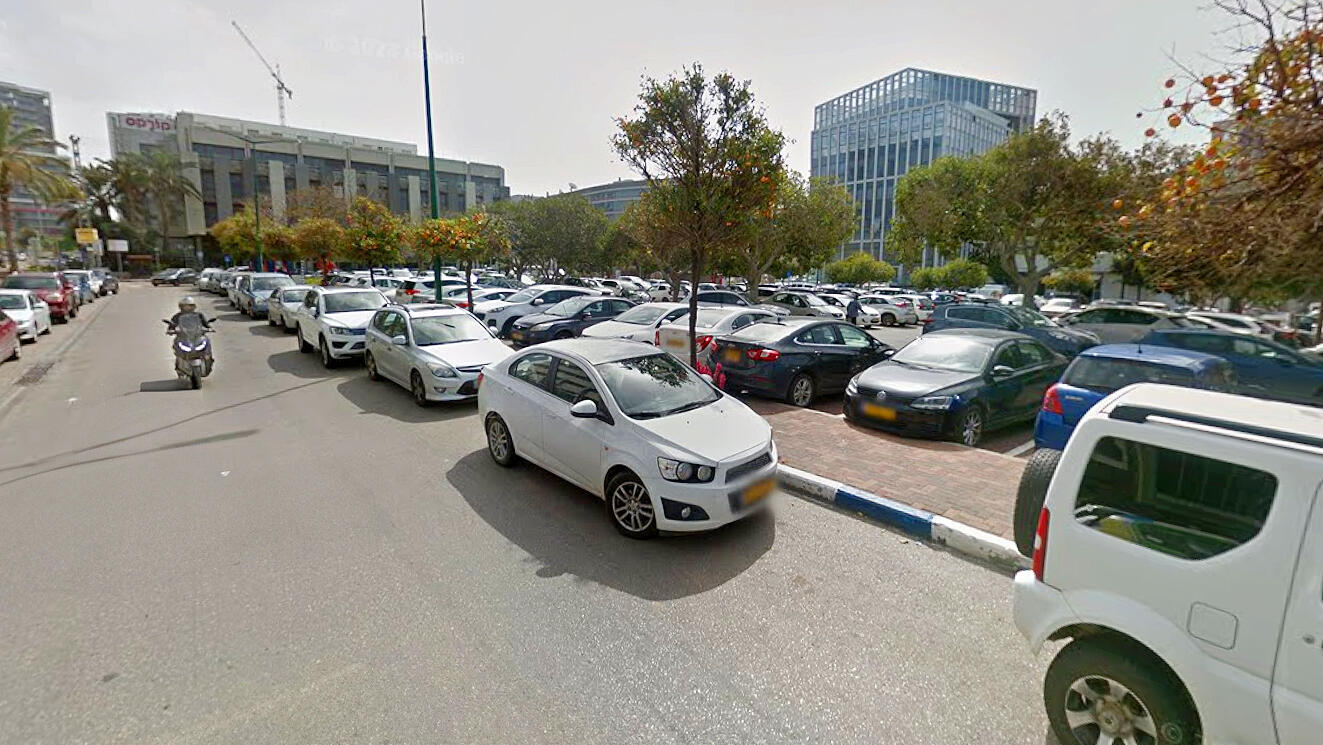 מגרש חנייה ליד בית קורקס הרצליה שגרירות האמירויות