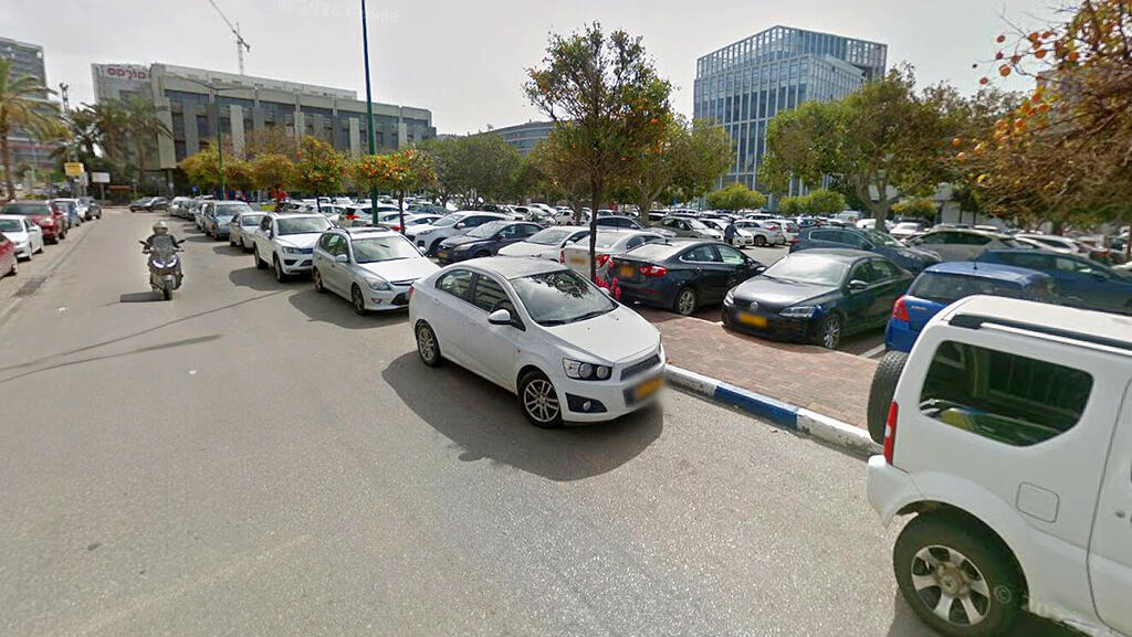 מגרש חנייה ליד בית קורקס הרצליה שגרירות האמירויות