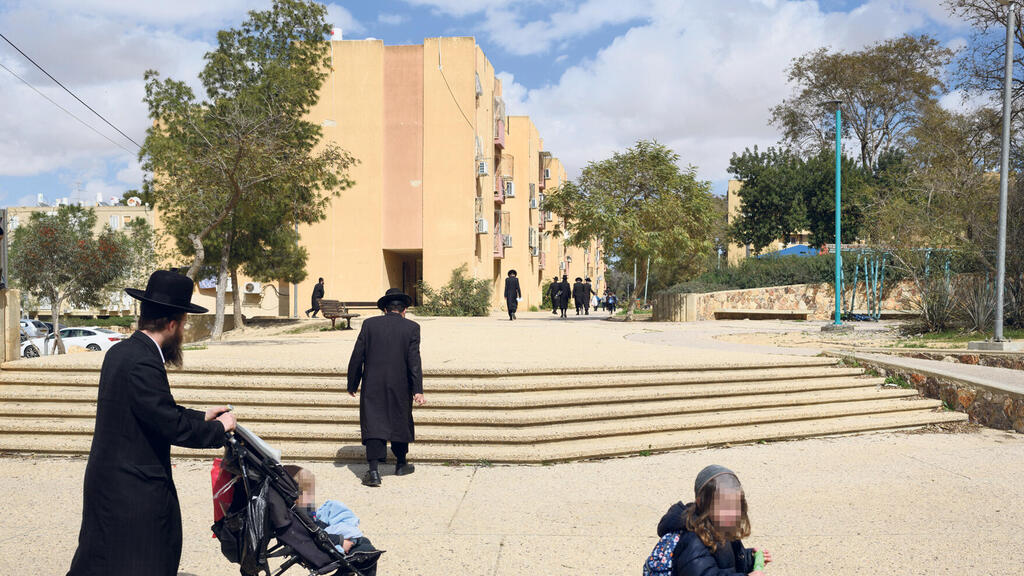 חסידי גור בערד. מקווים שמעט חיילי מילואים יירשמו להגרלה (צילום: יונתן בלום) חרדים חסידי גור ב ערד