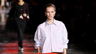 חולצה לבנה של שאנל פנאי