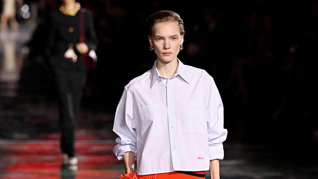 חולצה לבנה של שאנל פנאי