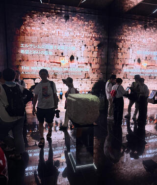 הביתן הישראלי. אבן עתיקה, תצוגת חדשנות — וטאבלטים שבאמצעותם אפשר לשלוח פתקים לכותל