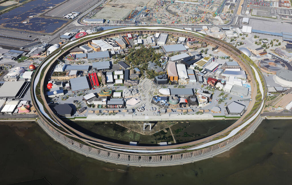 מתחם היריד, מוקף בטיילת העץ שנכנסה לספר השיאים של גינס. לא היה צורך בכוכבי אדריכלות מערביים, כי האדריכלים היפנים הם הטובים בעולם (צילום: Takumi Harada / The Yomiuri Shim) מתחם היריד, מוקף בטיילת העץ שנכנסה לספר השיאים של גינס. לא היה צורך בכוכבי אדריכלות מערביים; האדריכלים היפנים הם הטובים בעולם