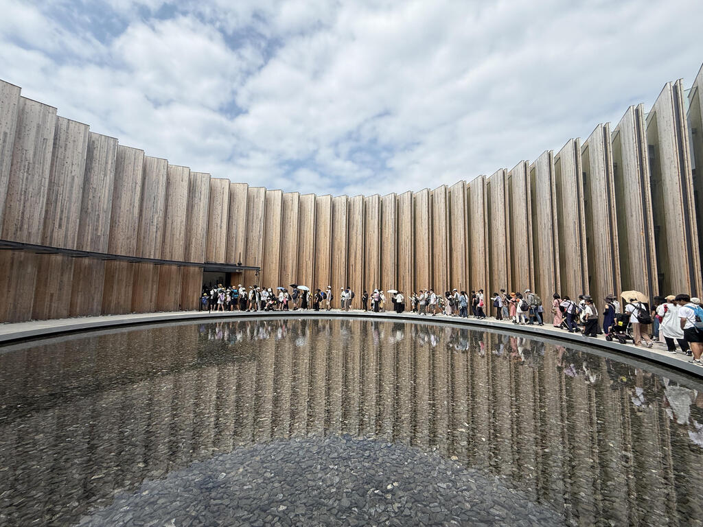 מבקרים בתור לביתן היפני המרשים, שבתוכו התגלה מפעל מיחזור ענקי. כל המדינות דיברו על קיימות, יפן היתה היחידה שקיימה (צילום: ורד פלוק) מבקרים בתור לביתן היפני המרשים, שבתוכו התגלה מפעל מיחזור ענקי. כל המדינות דיברו על קיימות, יפן היתה היחידה שקיימה