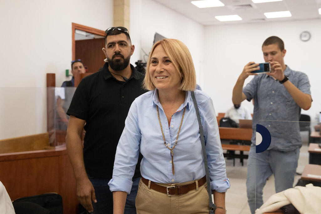 קליין בבית המשפט. "אני לא אחת שמורידה ראש ומחכה שיעבור. הדרך היחידה היא לתבוע" (צילום: אלכס קולומויסקי) קליין בבית המשפט. "אני לא אחת שמורידה ראש ומחכה שיעבור. הדרך היחידה היא לתבוע"