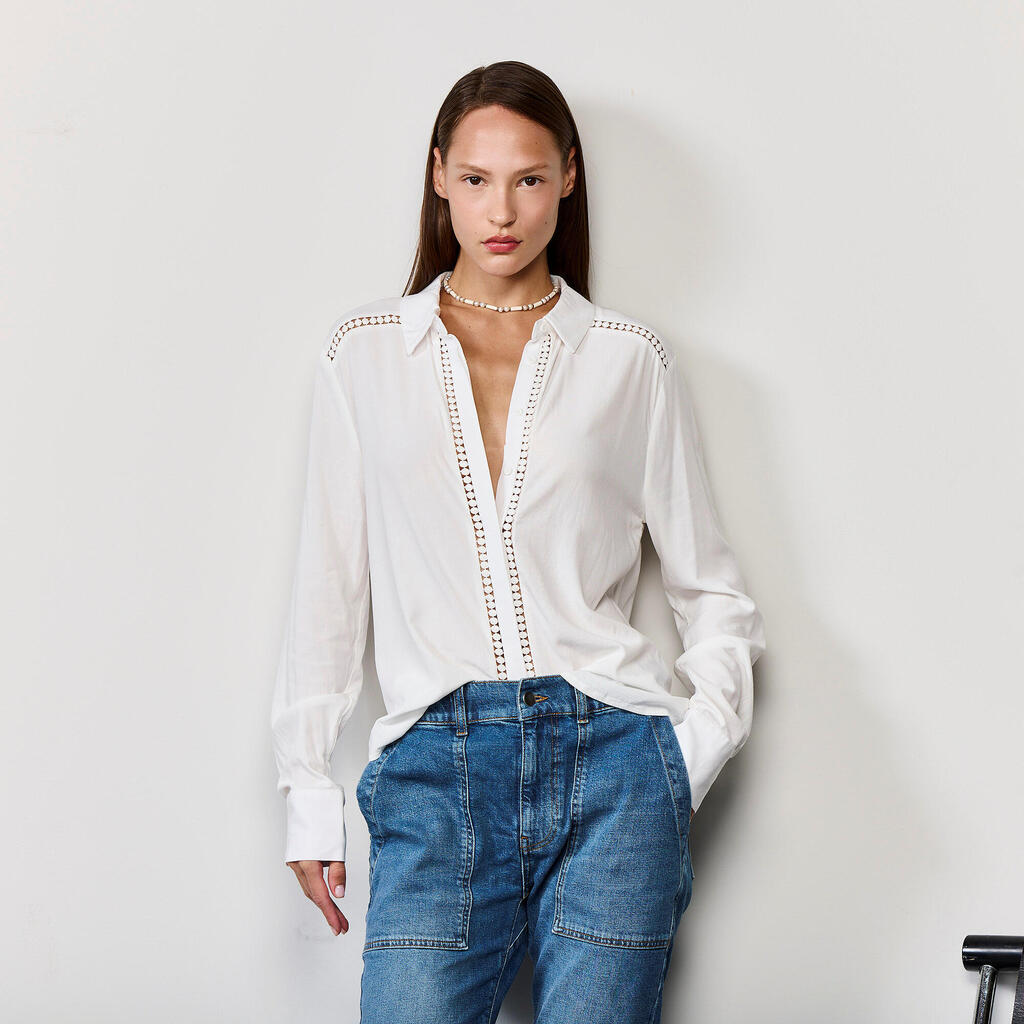 חולצה מכופתרת עם סרט רקום לאורכה בעיצוב עינב צוקר פנאי