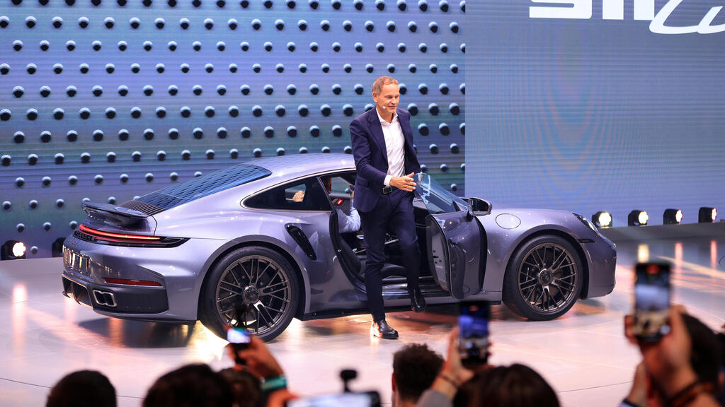 מנכ"ל פורשה אוליבר בלום מציג את פורשה 911 החשמלית בתערוכת הרכב במינכן, בספטמבר. הלקוחות מעדיפים בנזין (צילום: Krisztian Bocsi/Bloomberg) מנכ"ל פורשה אוליבר בלום מציג את פורשה 911 החשמלית ב תערוכת הרכב במינכן 7.9.25