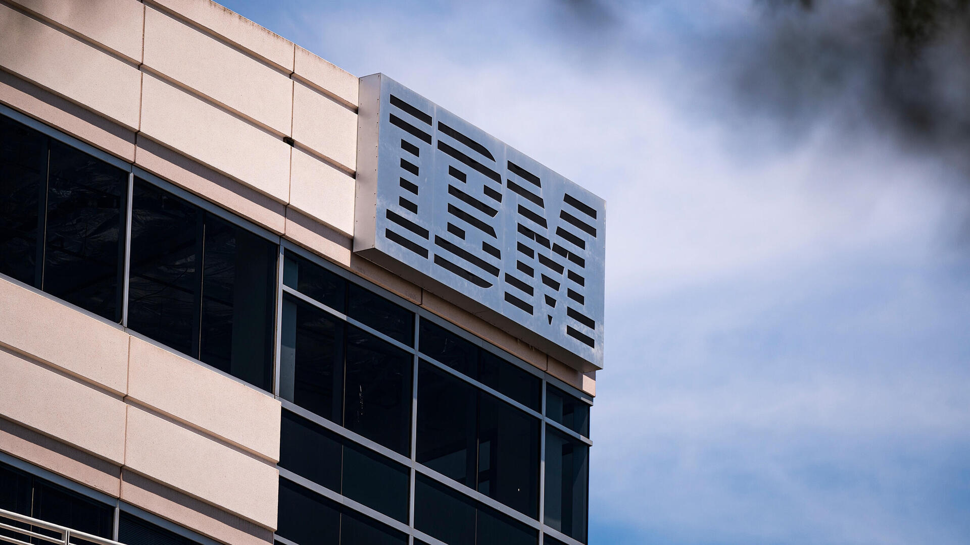 משרדי יבמ IBM בקליפורניה ארה"ב