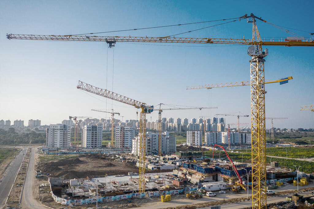 אתר בנייה באשקלון (צילום: תומר שונם הלוי) בנייה אשקלון בנייה מנופים מנוף נדלן בניין בניינים