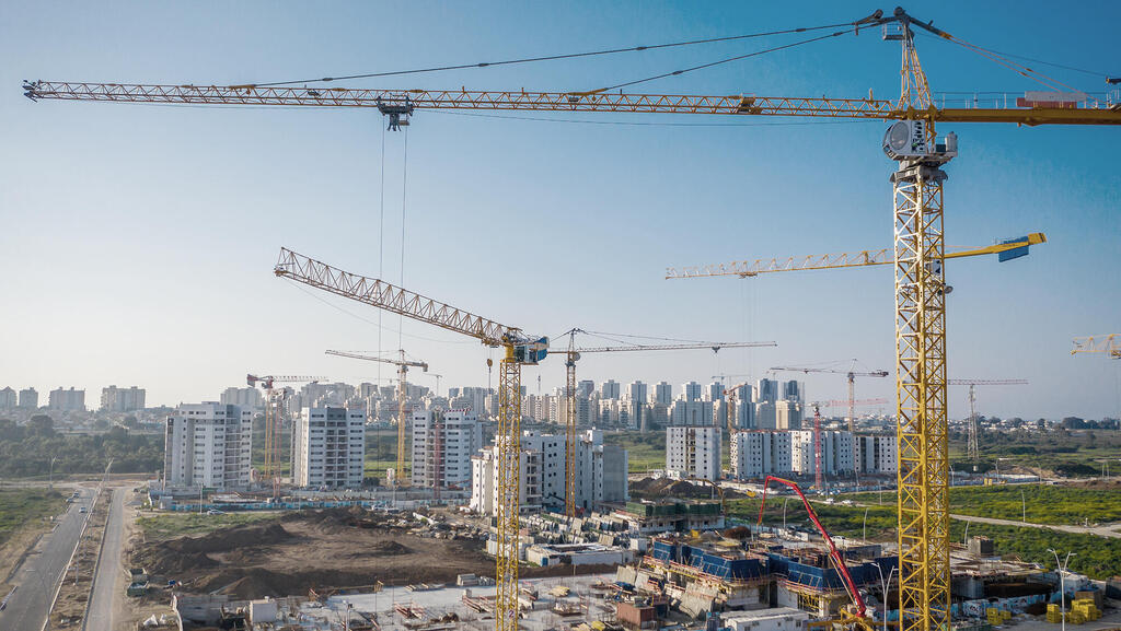 בנייה באשקלון. התמריצים לראשי רשויות שיאשרו בנייה מאסיבית הצטמקו (צילום: תומר שונם הלוי) בנייה אשקלון בנייה מנופים מנוף נדלן בניין בניינים