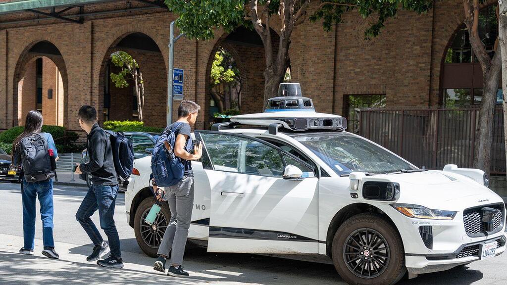 מונית אוטונומית ללא נהג Waymo, סן חוזה (צילום: Smith Collection/Gado/Getty ) מונ ית אוטונומית ללא נהג Waymo סן חוזה עמק הסיליקון ערים חכמות