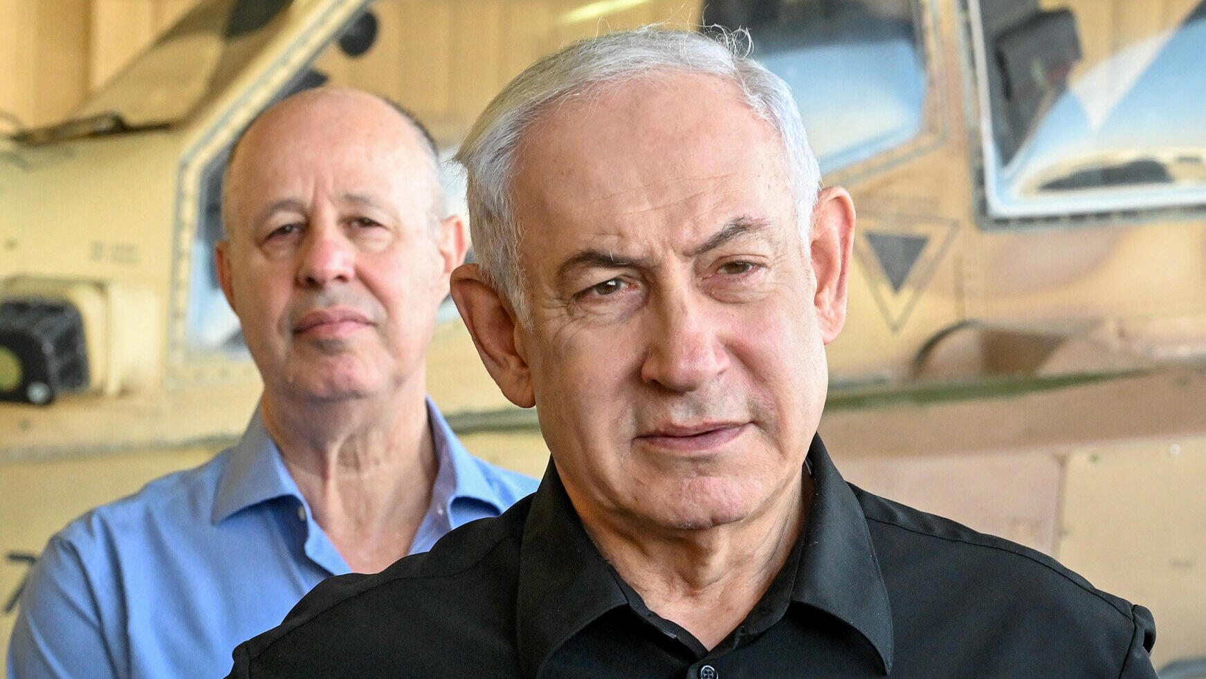 מימין בנימין נתניהו ראש הממשלה ו צחי הנגבי ראש המלל היוצא