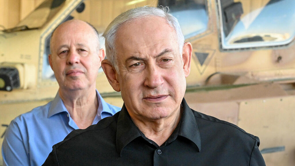 נתניהו והנגבי (צילום: קובי גדעון לע"מ) מימין בנימין נתניהו ראש הממשלה ו צחי הנגבי ראש המלל היוצא