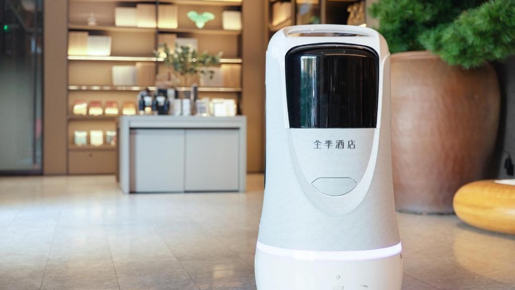 רובוט במלון בבייג'ינג, סין (צילום: JI Hotel Beijing) רובוט במלון בייג'ינג סין ערים חכמות