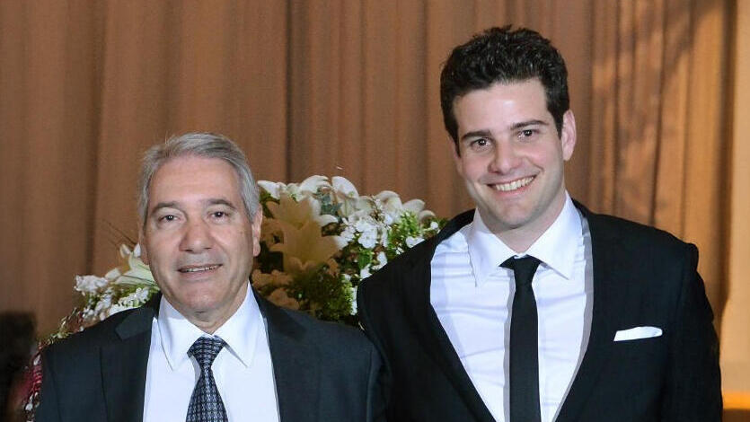 מימין: רן אלבז, מנכ"ל קריסטלינו, ואביו חיים, מייסד הקבוצה. הכסף ישמש לרכישת פעילויות חדשות מימין רן אלבז מנכ"ל קריסטלינו ואביו חיים אלבז מייסד הקבוצה