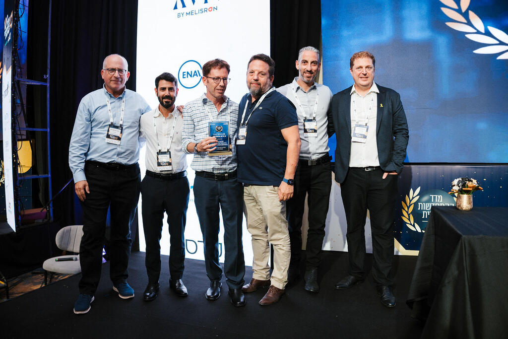 פרידמן אברמזון עם הפרס על הקפיצה הגדולה בדירוג עורכי הדין בתחום ההתחדשות העירונית