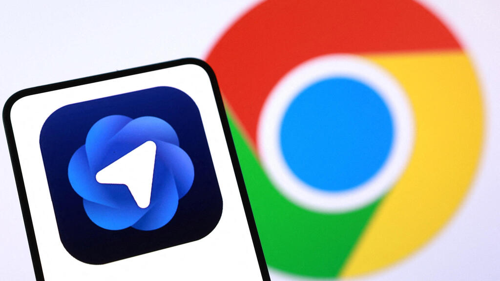 ChatGPT אטלס מול גוגל כרום. יספיק כדי לגרום להגירה המונית? (צילום: REUTERS/Dado Ruvic/Illustration) ChatGPT אטלס מול גוגל כרום