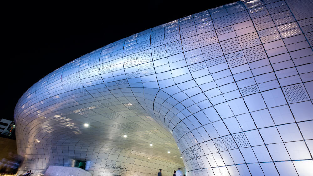 מרכז העיצוב Dongdaemun Design Plaza סיאול, דרום קוריאה (צילום: Daniel Fung / Shutterstock) מרכז העיצוב Dongdaemun Design Plaza סיאול דרום קוריאה ערים חכמות