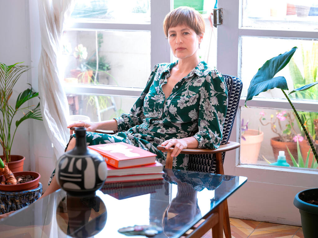 ד"ר רביד רובנר. “בניגוד למגמה העולמית, עיצוב הקרמיקה פיתח כאן שפה ישראלית עצמאית" (צילום: יובל חן) מגזין נדל"ן 2025 - ד"ר רביד רובנר בצלאל