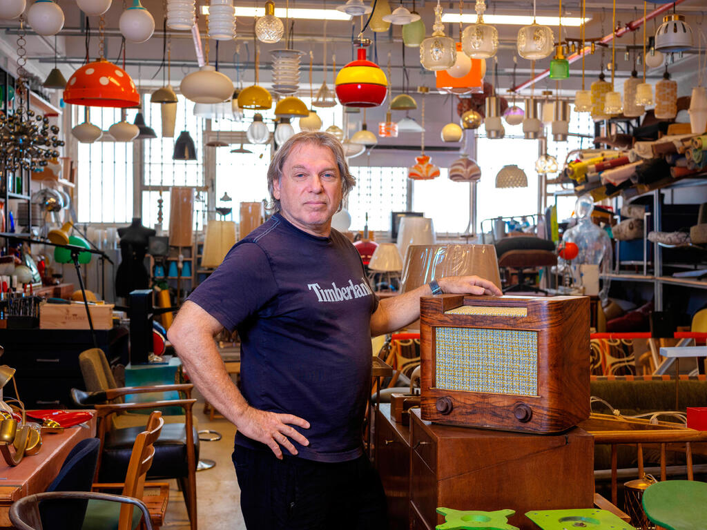 צביקה שחם. “בעבר הייצור המקומי היה מפותח, בניגוד להיום, כשקיימת תעשייה ענקית בסין" (צילום: יובל חן) מגזין נדל"ן 2025 - צביקה שחם הוא רסטורטור של רהיטים