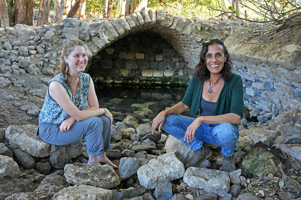 מימין מירה ושדי ועינת לסט, פעילות סביבתיות: "אנחנו חוששים שהצבא יקבע עובדות בשטח. מיוני החלו להגיע למעיין פקחים של רשות מקרקעי ישראל ושוטרים עם צווי פינוי" (צילום: אפי שריר) מגזין נדל"ן 2025 - מימין מירה ושדי ו עינת לסט על רקע מעיין עין פית ברמת הגולן שבסיס של צה"ל עתיד לעבור אליו ולהרוס אותו