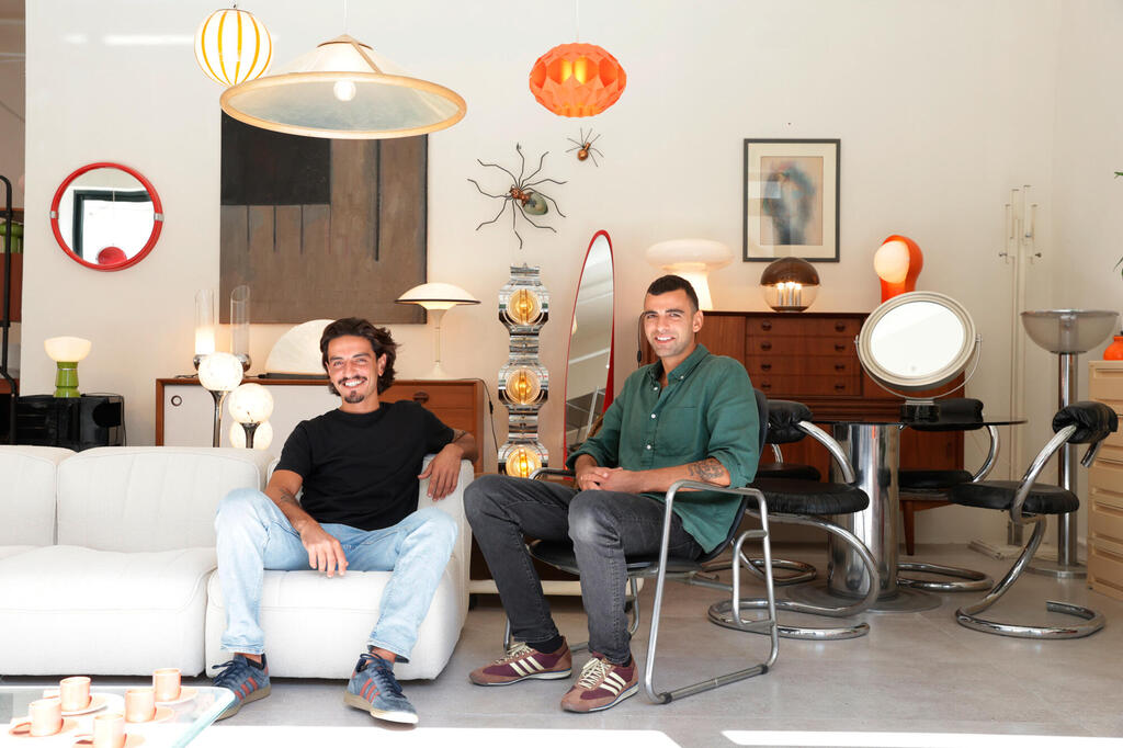 מיכאל (מימין) ורפאל נייטן, בחנות שלהם. “היום לא מייצרים באיכות שעשו פעם, וזה כמעט בלתי אפשרי לחקות" (צילום: אוראל כהן) מגזין נדל"ן 2025 - רפאל נייטן ו מיכאל נייטן בעלי חנות רהיטים