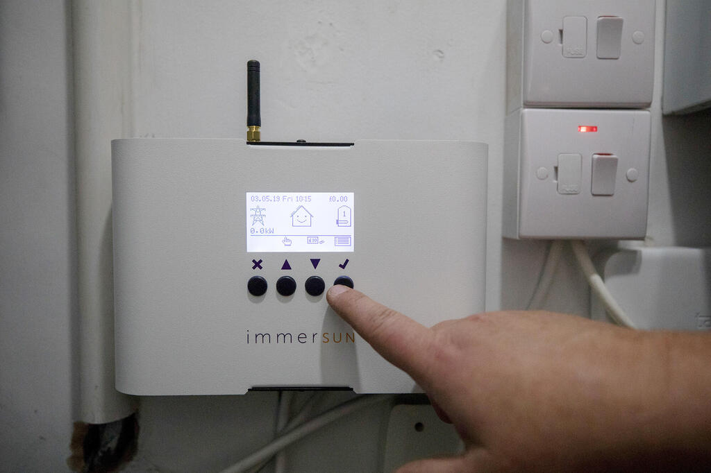 מערכת מיזוג חכמה הנשלטת גם מרחוק ומקרר חכם המאפשר לכוון טמרפטורות שונות בחלקים שונים בו ולעשות רשימת קניות
(צילום: Chris Ratcliffe/Bloomberg) מגזין נדל"ן 2025 - מערכת מיזוג חכמה הנשלטת גם מרחוק