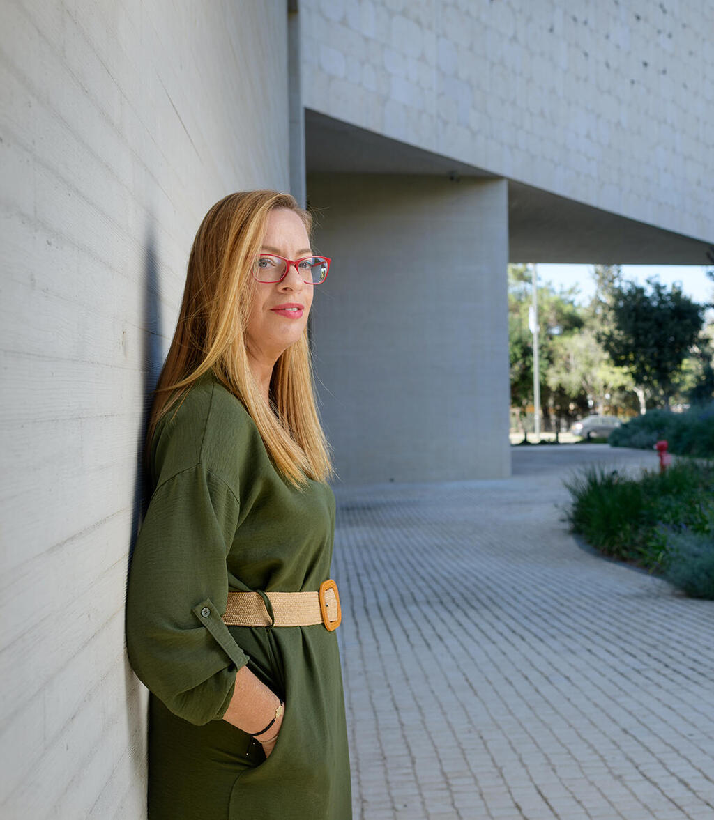 ורד סולומון ממן על רקע הספריה הלאומית (צילום: יונתן בלום) מגזין נדל"ן 2025 - ורד סולומון ממן מנכ"לית המועצה הישראלית לבנייה ירוקה ב משרד הבינוי והשיכון