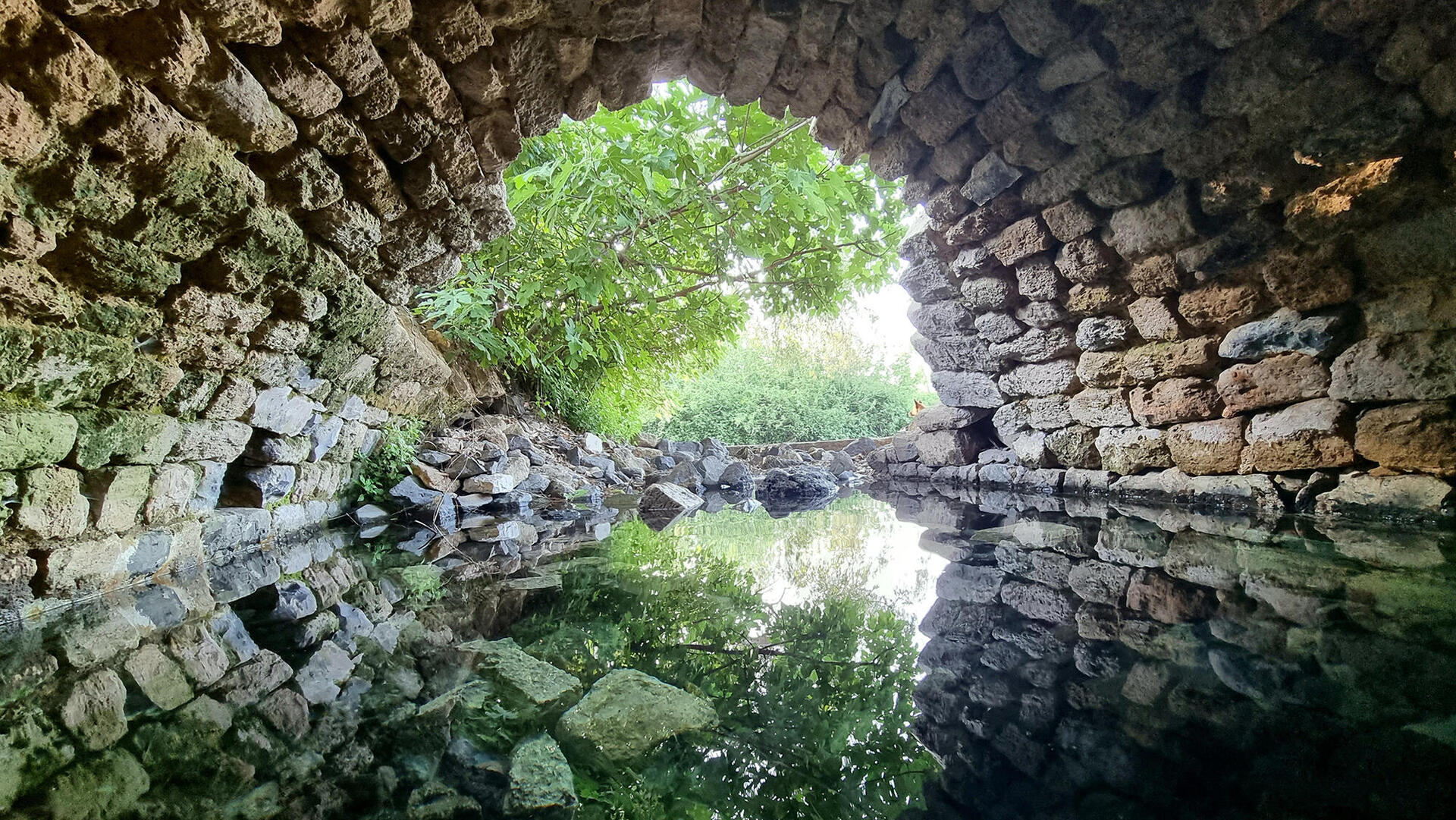 מגזין נדל"ן 2025 -  מעיין עין פית ברמת הגולן שבסיס של צה"ל עתיד לעבור אליו ולהרוס אותו