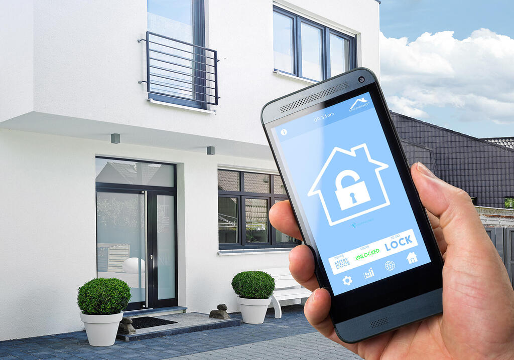 מערכת נעילה חכמה המשתמשת בסריקת עינית (צילום: Audio und werbung/Shutterstock) מגזין נדל"ן 2025 - מערכת נעילה חכמה המשתמשת ב סריקת עינית