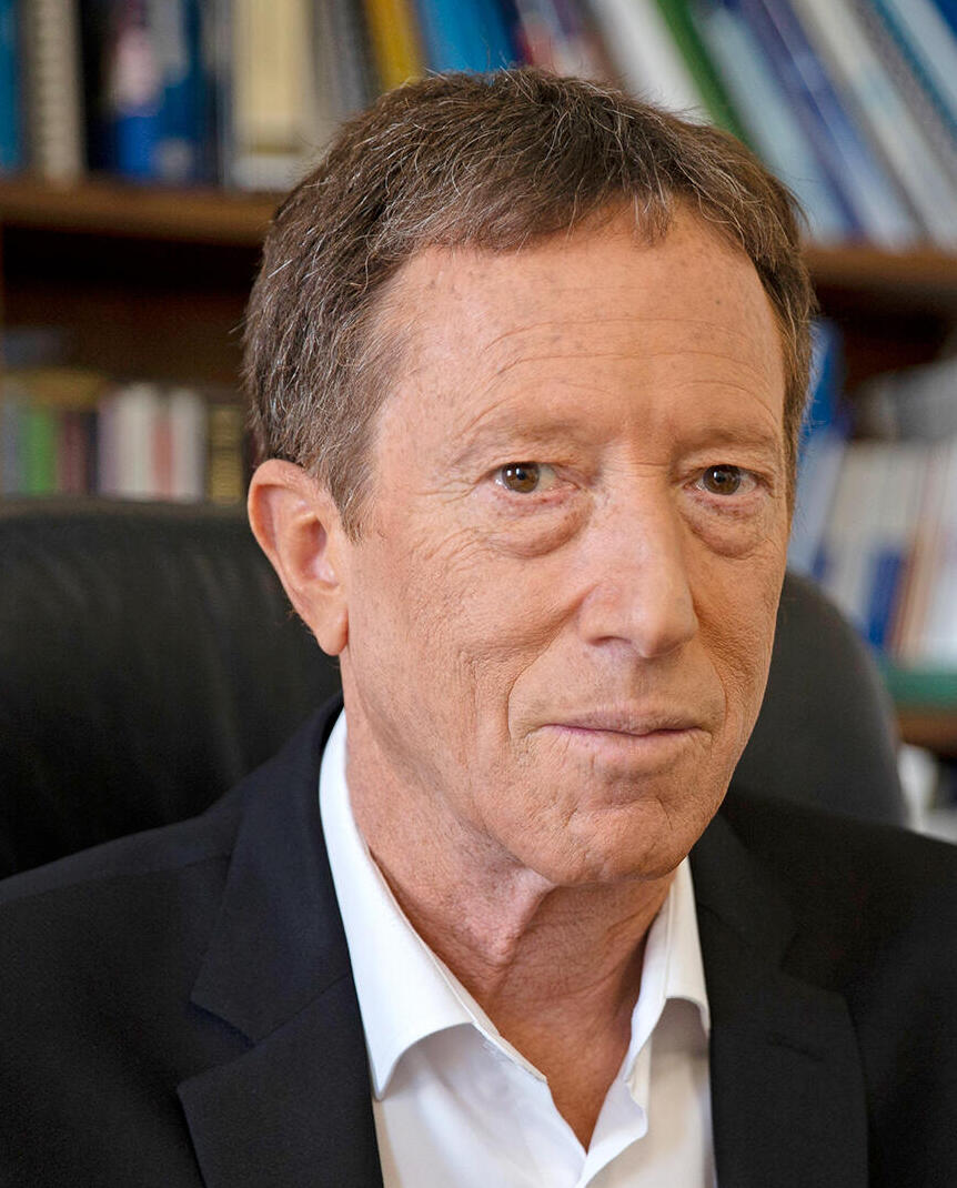 יועץ ראש הממשלה לכלכלה אבי שמחון. "הוא באמת חושב על זה" (צילום: עמית שאבי) מגזין נדל"ן 2025 - אבי שמחון יו"ר המועצה הלאומית לכלכלה והיועץ הכלכלי של ראש הממשלה בנימין נתניהו
