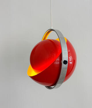 צילום: Raphael’s Midcentury מגזין נדל"ן 2025 - מנורת Moonlight של המעצבים הדנים יורגנסן ובאק סגנון ספייס אייג 1963